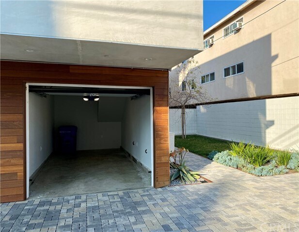 Building Photo - 1412 1/2 N Serrano Ave