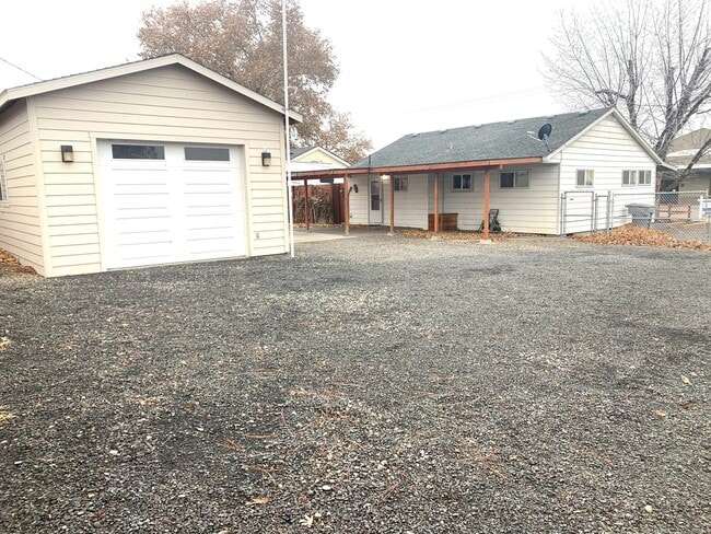 Building Photo - Entire Home with a SHOP in Richland!