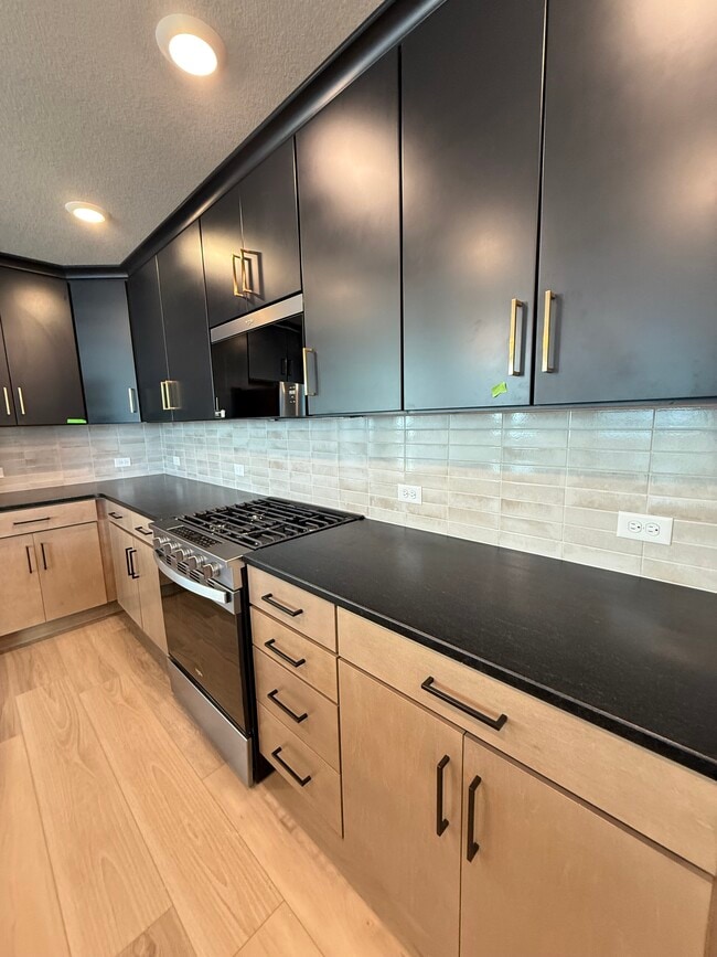 Building Photo - 10202 Spry St