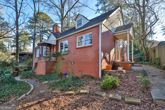 Foto del edificio - 487 Lakeshore Dr NE