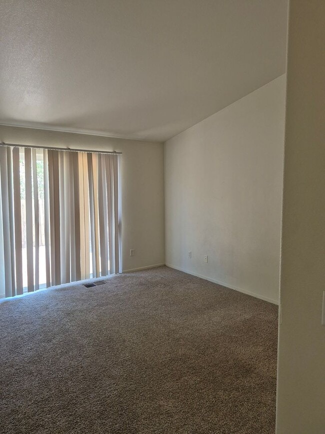 Building Photo - 290 Emigrant Way