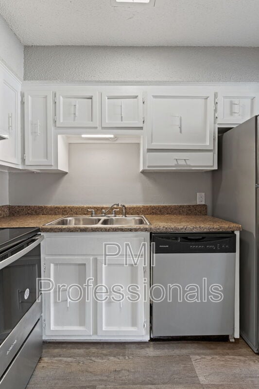 Building Photo - 800 Anderson Ln