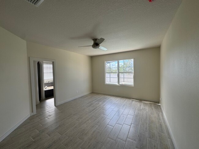 Building Photo - 839 Knollwood Dr