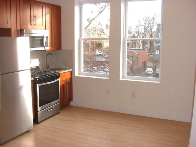 Foto del edificio - 2737 W Girard Ave
