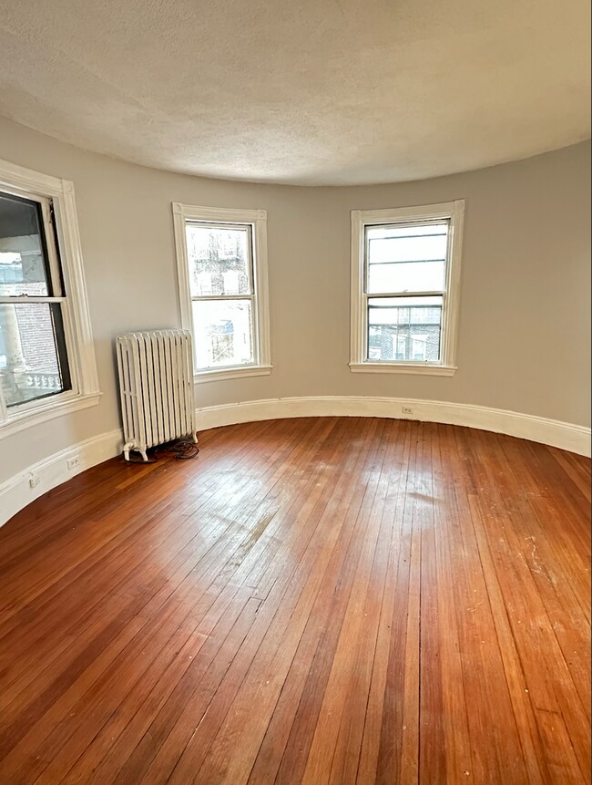 Building Photo - New Updates! Heat/ Hot water included. Pri...