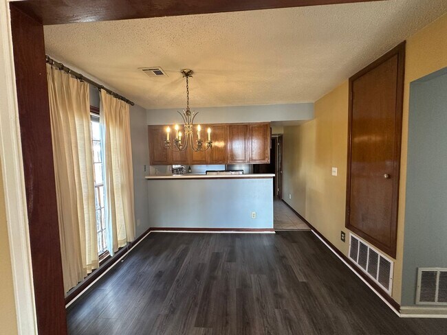 Building Photo - 743 Leicester Dr