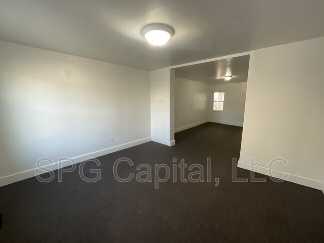 Foto del edificio - 466 W College Ave