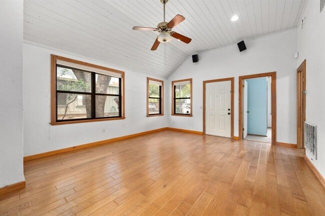 Foto del edificio - 1811 Waterston Ave