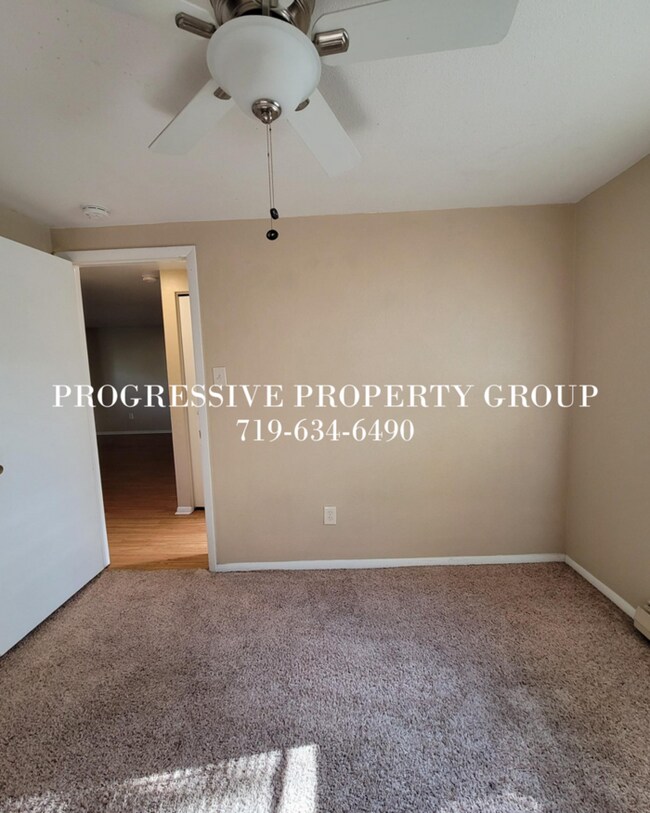 Building Photo - Fully Renovated 2 bed 1 bath apartment Clo...