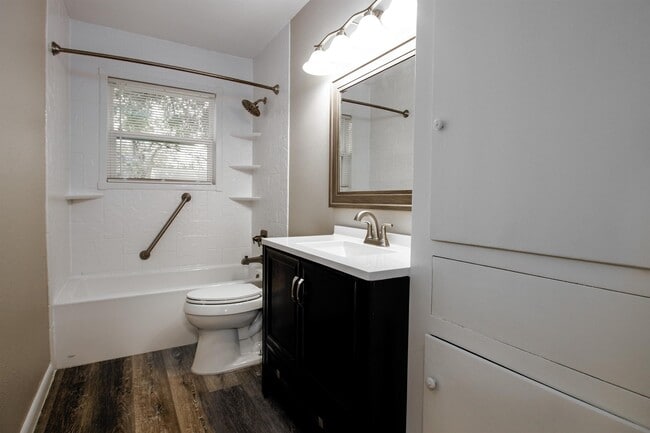 Building Photo - 207 Del Monte Ln