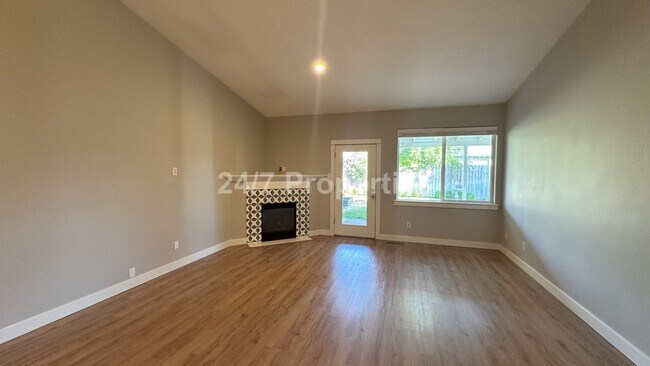 Foto del edificio - 3 BD | 2 BA House with Fenced Backyard and...