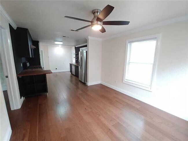 Foto del edificio - 1705 Singleton Ave