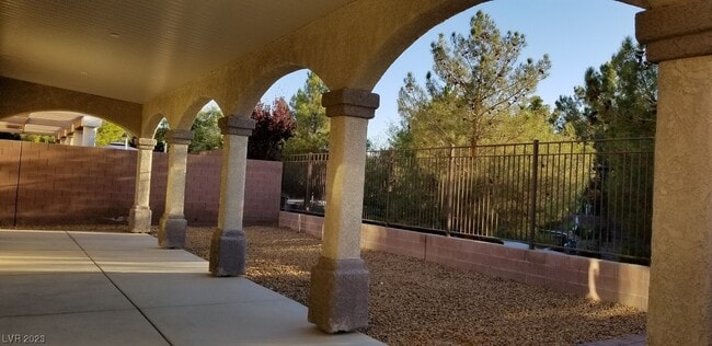 Foto del edificio - 2553 Chateau Clermont St