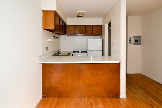 Building Photo - 657 W Wrightwood Ave