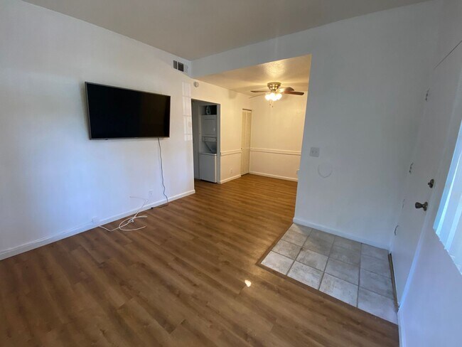 Foto del edificio - 2 BEDROOM DOWNSTAIRS END UNIT WITH PATIO