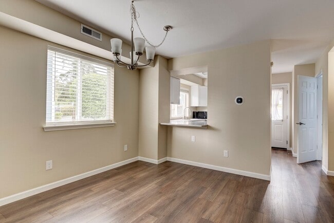 Building Photo - Tri-Level 2 Bed, 2 .5 bath Home near Ft. N...