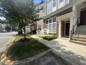 Building Photo - 923 Pine Forest Ln