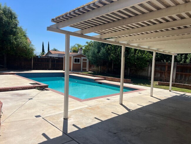 Building Photo - Pool Home! 3 Bedroom, 2.5 Bathrooms with L...
