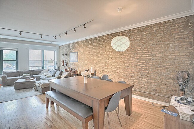 Foto del edificio - Video Tour- Huge All New 1 Bedroom w/Exposed Brick, Laundry, High Ceilings. Etc. Close to EL. ROO...