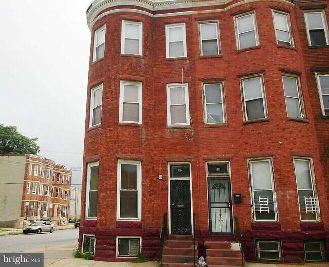 Building Photo - 800 E North Ave