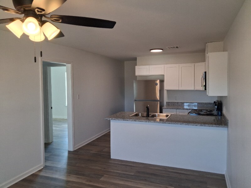 Foto del edificio - 2102 Midland Dr