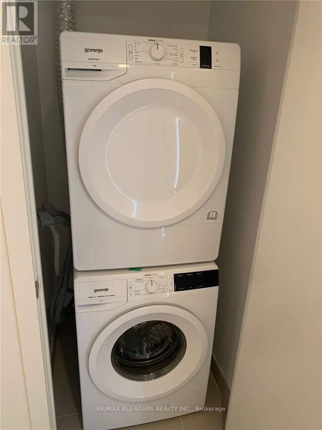 Building Photo - 159 Wellesley St E