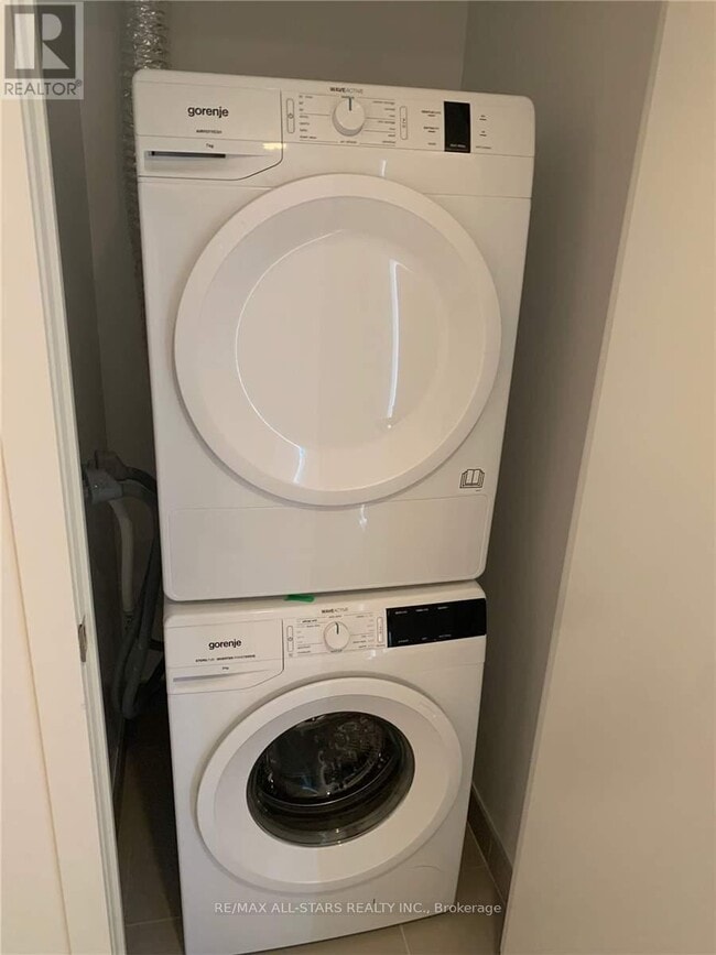 Photo du bâtiment - 159 Wellesley St E