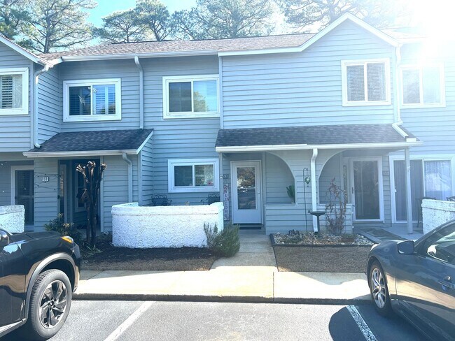 Foto del edificio - Stunning and Spacious 2 Bedroom, 2.5 Bath, Town Home With Sunroom and Deck!