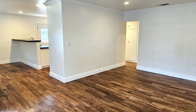 Building Photo - Gorgeous Remodeled 2 Bedrooms, 1 Bath Hous...