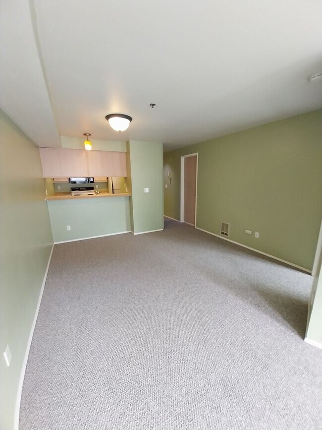 Building Photo - 1 bed/1 bath Condo with partial city view ...