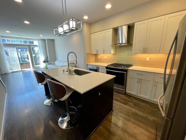 Building Photo - Bellevue Townhouse