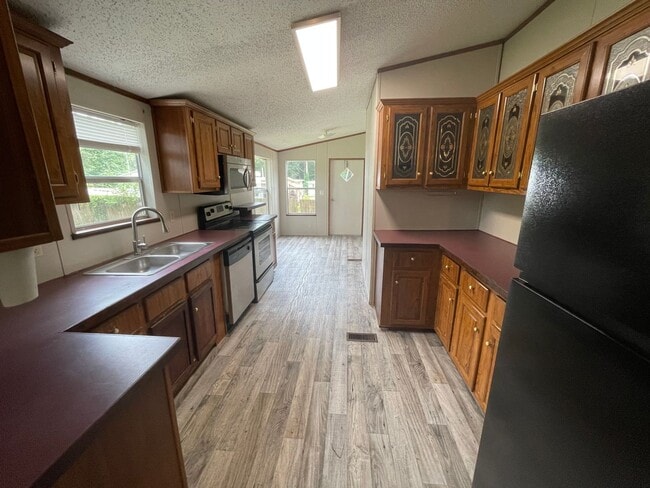 Building Photo - Looking for Acreage? This updated 3 bed, 2 bath home with an inside laundry room sits on 1.5 Acre...