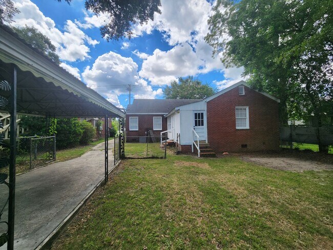 Foto del edificio - 3 Bedroom 2 Bath with Carport and Fenced Yard in Midtown Columbus