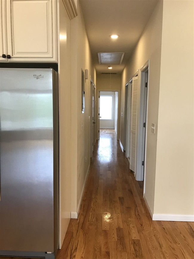 Building Photo - 206 Seaview Ave