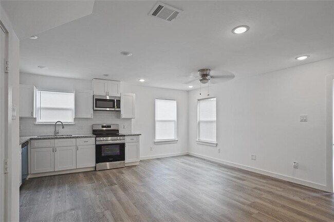 Building Photo - 9313 Hillis St