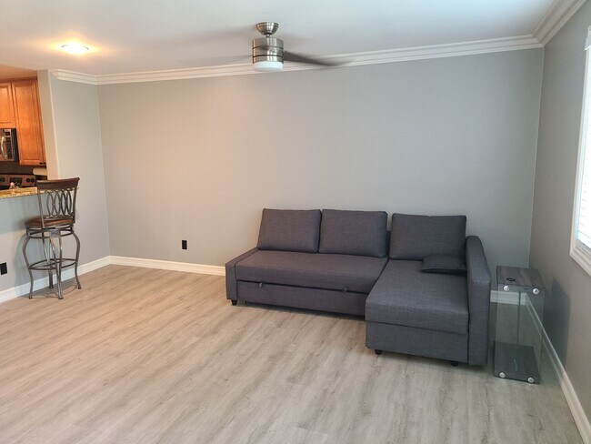 Building Photo - 1 bed 1 bath in UTC with great amenities Pool, hot tub, gym, underground parking.
