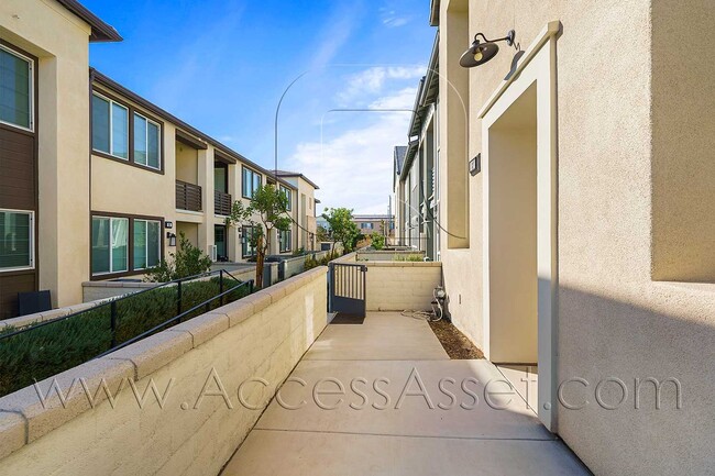 Building Photo - Charming 2 Bed/2.5 Bath Corner Unit in the...