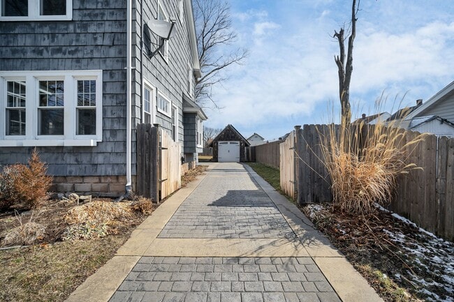 Building Photo - 19 Martin St