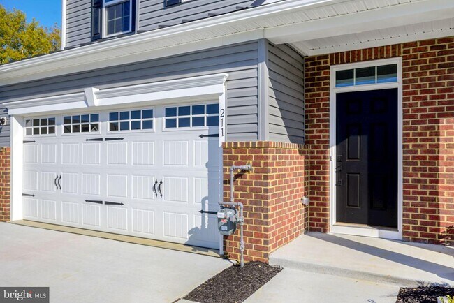 Building Photo - 211 Hidden Acres Ln
