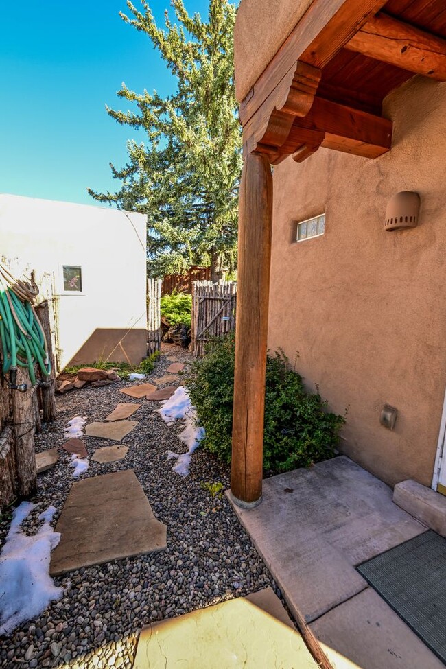 Building Photo - Charming Guest House on Escalante St.