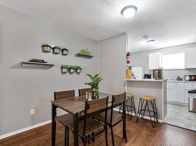 Building Photo - 3639 N MacGregor Way
