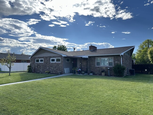 Building Photo - 325 S Arizona St