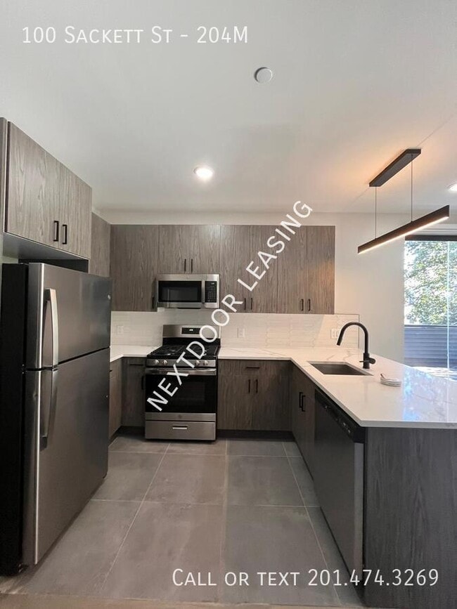 Building Photo - 100 Sackett St