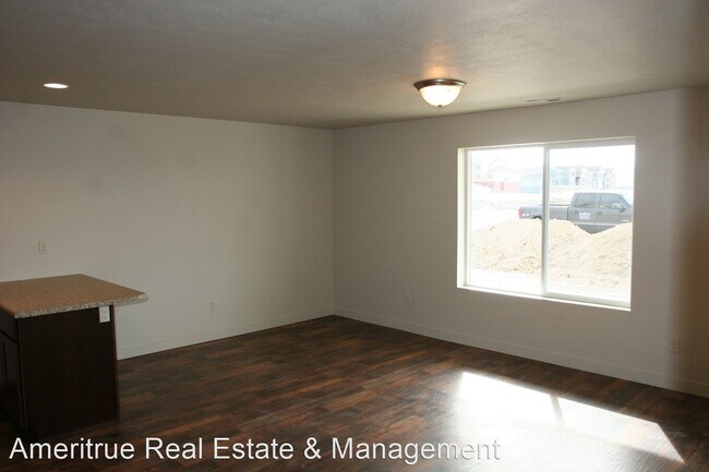 Foto del edificio - 3 br, 2 bath House - 225 N 680 E