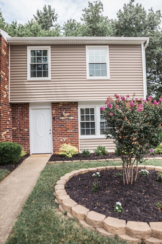 Building Photo - 8158 Clovertree Ct