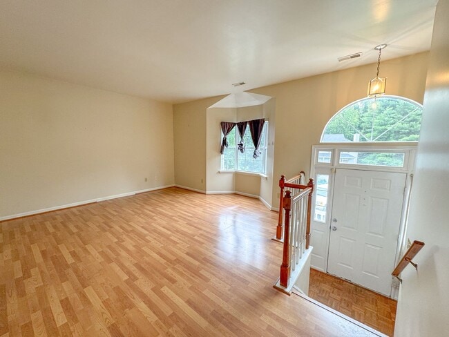 Building Photo - 3Bed/2.5Bath Townhouse