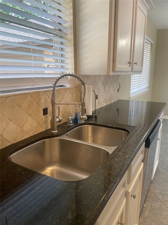 Foto del edificio - 15206 Carols Way Dr