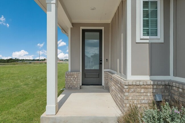 Building Photo - Bright & Charming Fantine Fields Home