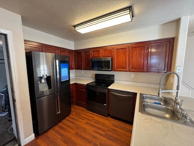 Foto del edificio - 3 Bedroom Townhouse Available Soon!