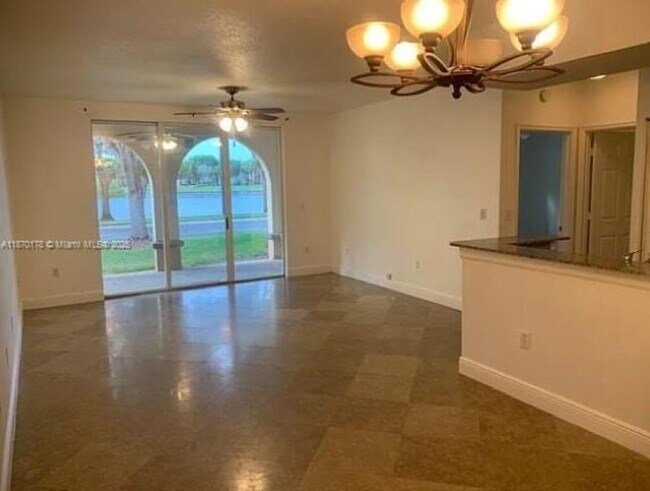 Foto del edificio - 2557 Centergate Dr